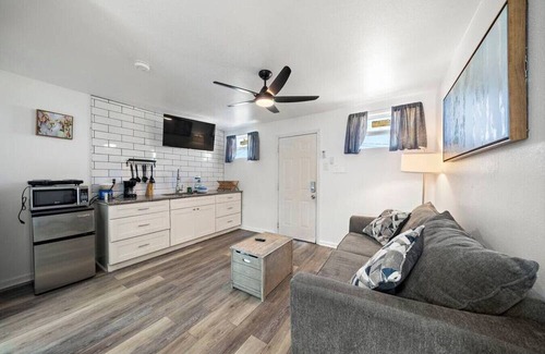 San Jacinto Apartment | Coastal Cottage Unit 4|BeachBox|Walk to Beach!