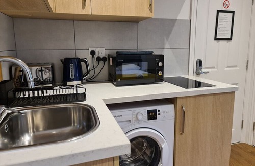Putney Condo | Well located king bed studio 35 minutes from the heart of London. 1071 gr fl