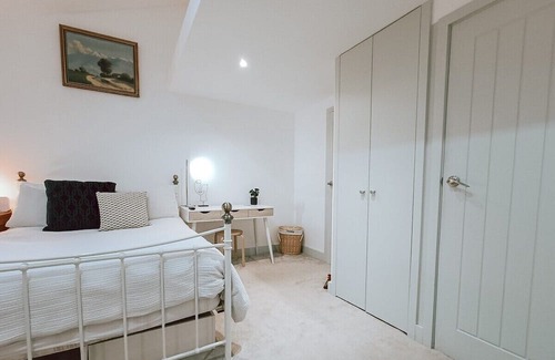 Tudor Apartment | The Pembroke Studio by Richmond Park