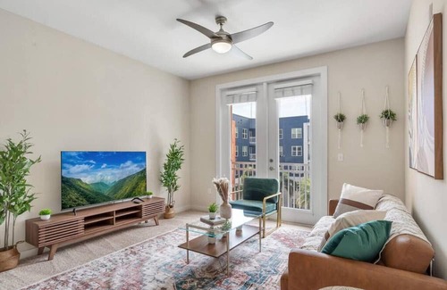 Courier City - Oscawana Apartment | Bleecker 1-430 · Luxury king suite - POOL - GYM - FREE parking - H