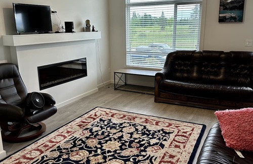Southwest Edmonton Apartment | Facing Beautiful Golf Course Serene Environment 25 min Airport , with central AC