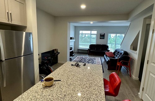 Southwest Edmonton Apartment | Facing Beautiful Golf Course Serene Environment 25 min Airport , with central AC