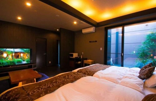Oita House | Twin bed Tatami Onsen outdoor rock bath / Oita Ōita