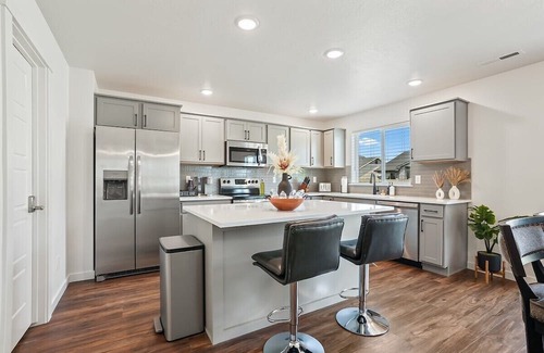 Meridian House | Luxurious Family Oasis- Ping pong, BBQ, huge yard