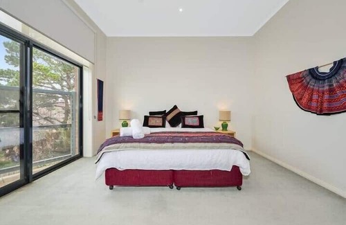 Footscray Apartment | Funky Footscray Find: Your Epic Urban Playground!