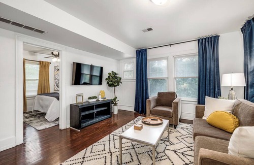 College Heights Apartment | Renovated Modern Unit| Walk to EMU | Short drive to UM and UM Hospital | Pets OK