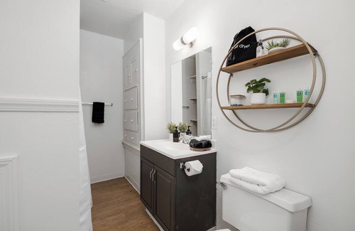 College Heights Apartment | Renovated Modern Unit| Walk to EMU | Short drive to UM and UM Hospital | Pets OK