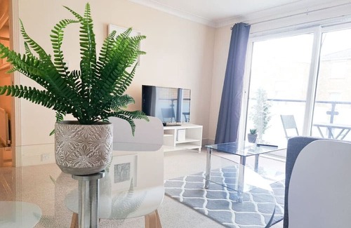 Wimbledon Apartment | Wimbledon Apartment - Fantastic One Bedroom Apartment in the centre of Wimbledon with free parking!
