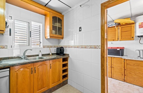 Torrevieja House | Holiday Home 'Casa Plugge' with Private Terrace, Private Garden and Air Conditioning