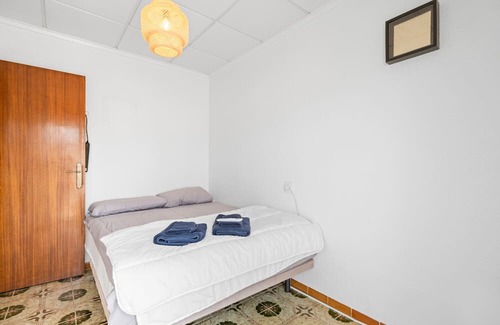 Torrevieja House | Holiday Home 'Casa Plugge' with Private Terrace, Private Garden and Air Conditioning