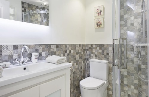 Sitges Town Center Apartment | Sitges Centre Mediterranean Apartments-5 bed/4 bath/Jacuzzi-Sleeps up to 11