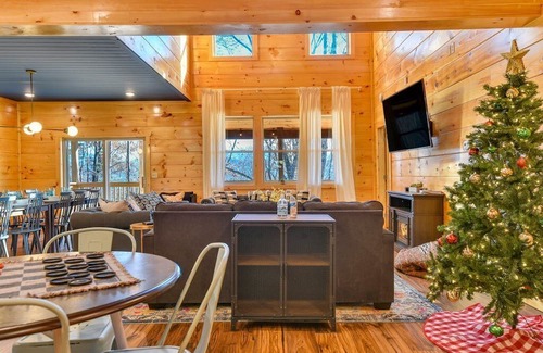 Gatlinburg - Pigeon Forge Cabin | 🎉 PRIVATE Indoor👙Pool w/ FIRE PIT 🔥& Room for 18 Guests!