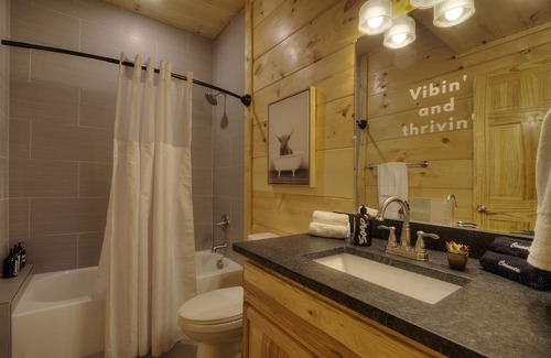 Gatlinburg - Pigeon Forge Cabin | 🎉 PRIVATE Indoor👙Pool w/ FIRE PIT 🔥& Room for 18 Guests!