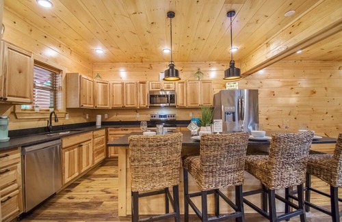 Sevierville Cabin | ​🎉 THEATER 🎬 | INDOOR & OUTDOOR POOL 👙 CHIC DESIGN 😍