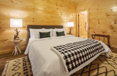 Sevierville Cabin | ​🎉 THEATER 🎬 | INDOOR & OUTDOOR POOL 👙 CHIC DESIGN 😍