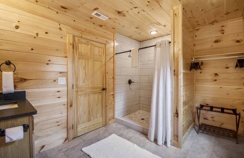 Sevierville Cabin | ​🎉 THEATER 🎬 | INDOOR & OUTDOOR POOL 👙 CHIC DESIGN 😍