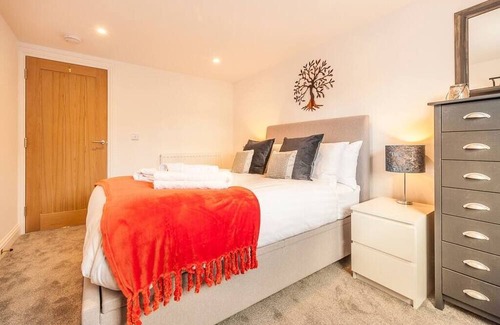 Plymouth Apartment | Magnificent views of Tamar and Rwy. Free Parking