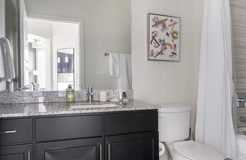 Covington Apartment | Modern Apartment in Prime Location (ID9172X20)