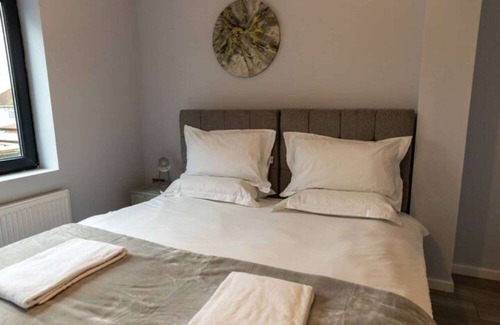 Cranford House | Spacious apartment, can accommodate 4 guests