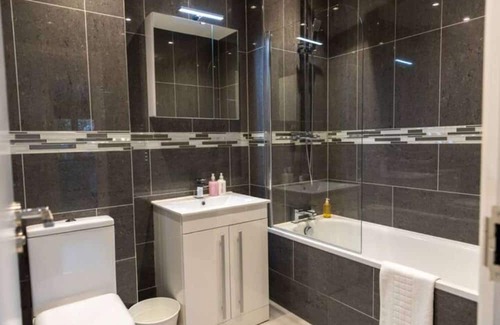 Cranford House | Spacious apartment, can accommodate 4 guests