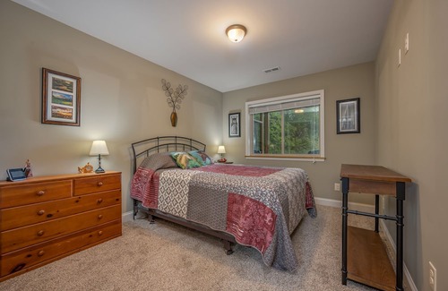 Lynn House | Lakeshore View Cottage A peaceful cottage with WIFI and a view of Lake Lanier