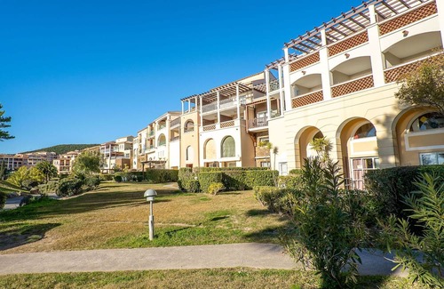 Le Dramont Apartment | Cosy apartment for 4 people with WIFI, pool, TV, terrace, pets allowed and parking