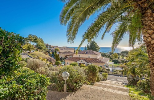 Le Dramont Apartment | Cosy apartment for 4 people with WIFI, pool, TV, terrace, pets allowed and parking