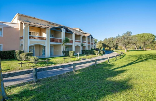 Le Dramont Apartment | Cosy apartment for 4 people with WIFI, pool, TV, terrace, pets allowed and parking