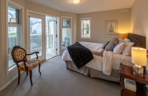 James Bay Apartment | Menzies Manor #4 Two BR Suite-Historic, Charming James Bay, Steps to the Ocean