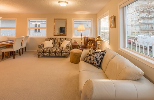 James Bay Apartment | Menzies Manor #4 Two BR Suite-Historic, Charming James Bay, Steps to the Ocean