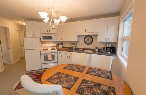 James Bay Apartment | Menzies Manor #4 Two BR Suite-Historic, Charming James Bay, Steps to the Ocean