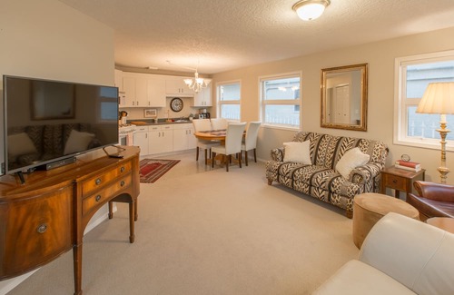 James Bay Apartment | Menzies Manor #4 Two BR Suite-Historic, Charming James Bay, Steps to the Ocean