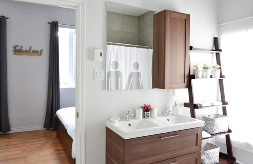 Plateau Mont Royal Apartment | Sunny Top Floor - Huge Terrace - 4 bedrooms + 3 bathrooms - WiFi + parking*!