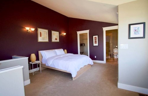 North Queen Anne House | Elegant, airy and bright with vivid views over ship canal, Fremont and beyond.