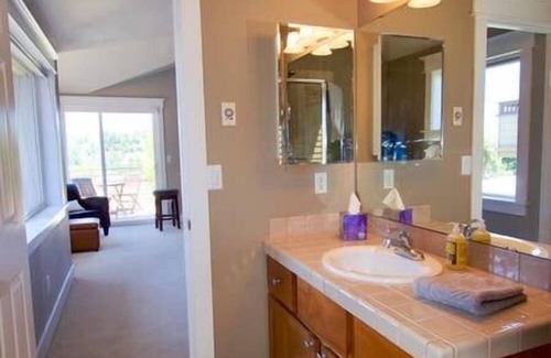 North Queen Anne House | Elegant, airy and bright with vivid views over ship canal, Fremont and beyond.