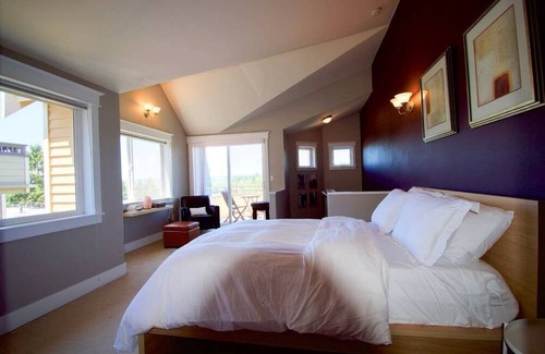 North Queen Anne House | Elegant, airy and bright with vivid views over ship canal, Fremont and beyond.