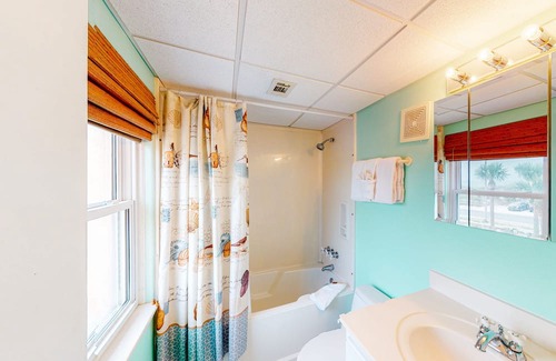 Treehouse House | Treehouse townhome w/incredible bay views and close shops/restaurant