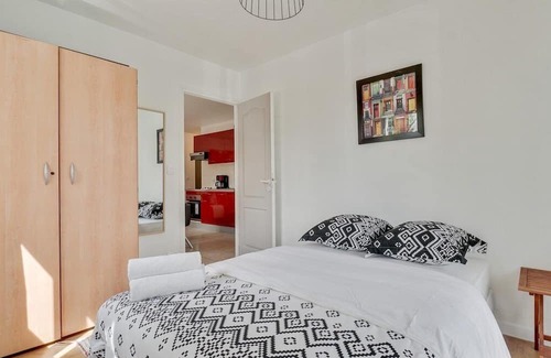 Aubervilliers Apartment | Chic apart with parking near Paris