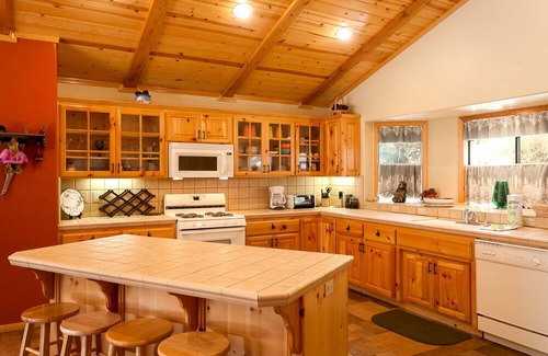 Upper Moonridge House | Dreamscape Villa backs ot the forest! Spa, pool table!