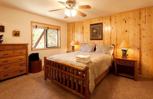 Upper Moonridge House | Dreamscape Villa backs ot the forest! Spa, pool table!