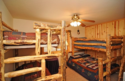 Upper Moonridge House | Dreamscape Villa backs ot the forest! Spa, pool table!