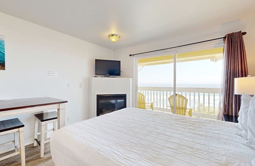 Lincoln City Apartment | Upper-Floor Oceanview Studio, Perfect for Couples - Free WiFi, Dogs Allowed