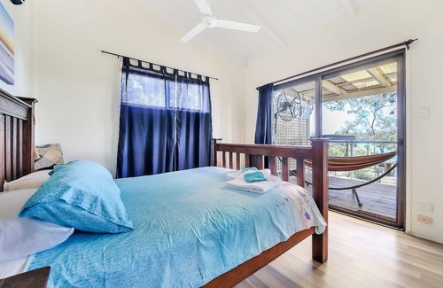 Brisbane Waterfront House | Pet and Family Friendly Peaceful Island W'front home, crabbing, kayaking, bikes
