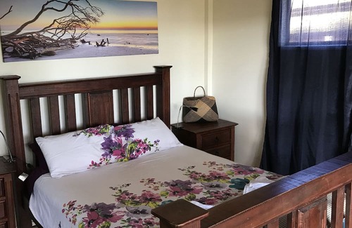 Brisbane Waterfront House | Pet and Family Friendly Peaceful Island W'front home, crabbing, kayaking, bikes