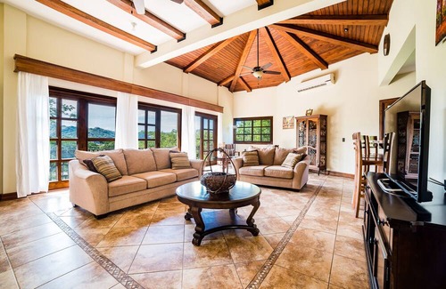 Coco House | Beautiful 4BR home great for a family