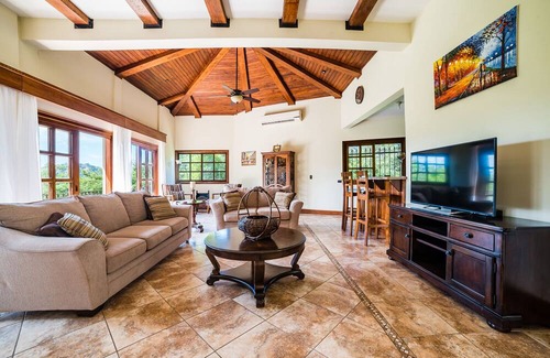 Coco House | Beautiful 4BR home great for a family