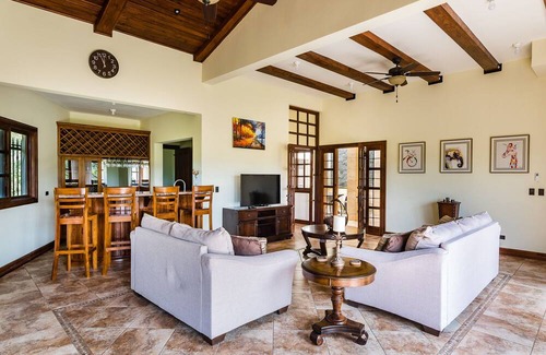 Coco House | Beautiful 4BR home great for a family