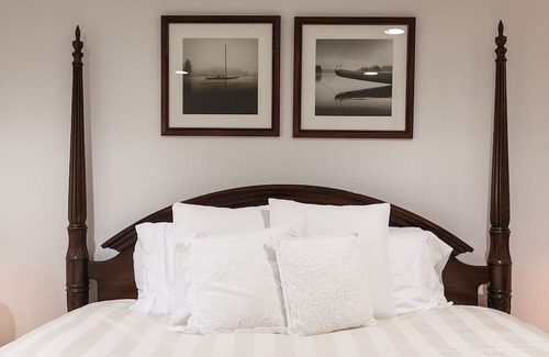 Crawford House | The C5 Ranch Guest House minutes from Magnolia and Baylor with pool and hottub