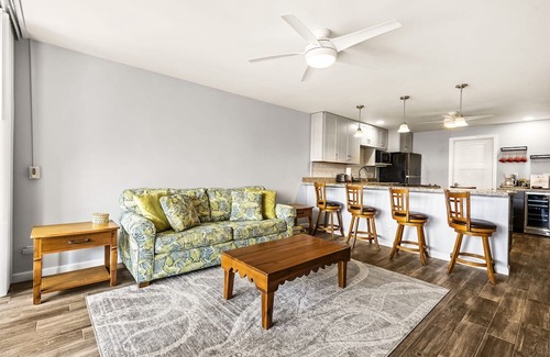 Historic Kailua Village Condo | Beautiful Condo w/AC, Lanai, Shared Pool & Ocean Views - Kona Pacific B310