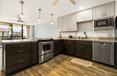 Historic Kailua Village Condo | Beautiful Condo w/AC, Lanai, Shared Pool & Ocean Views - Kona Pacific B310